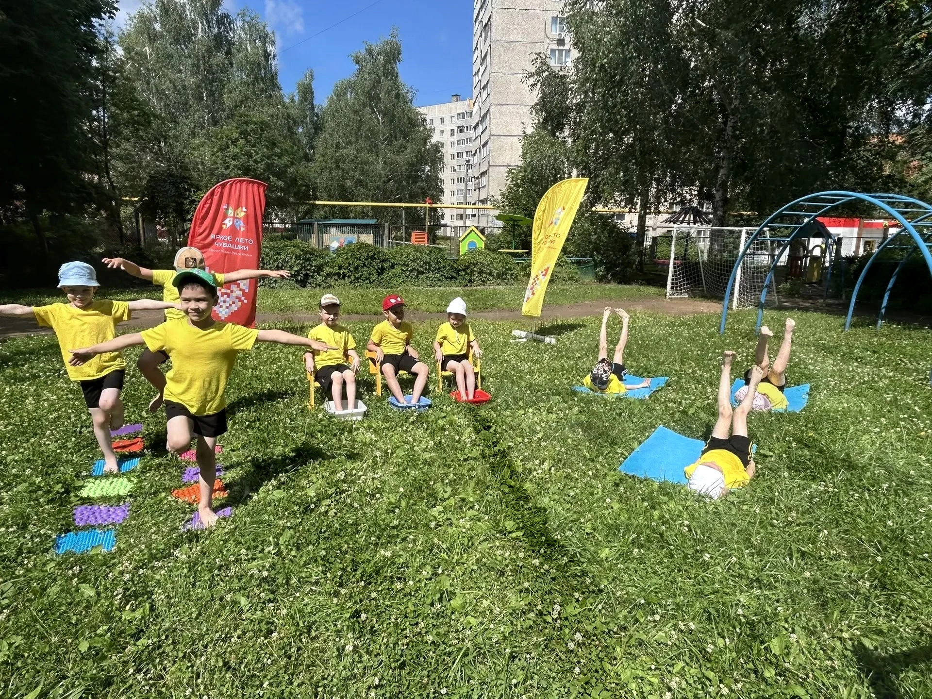 В детском саду прошло развлечение « Если хочешь быть здоров-закаляйся»

     В рамках летнего проект