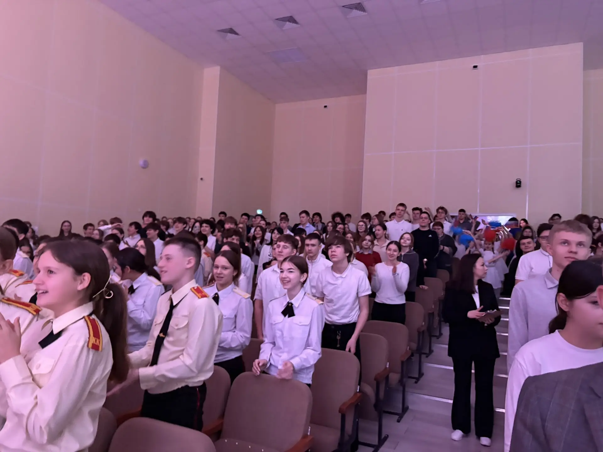 🇷🇺 18 марта в нашей школе для учащихся 8-11 классов прошло торжественное мероприятие «Россия. Крым. 