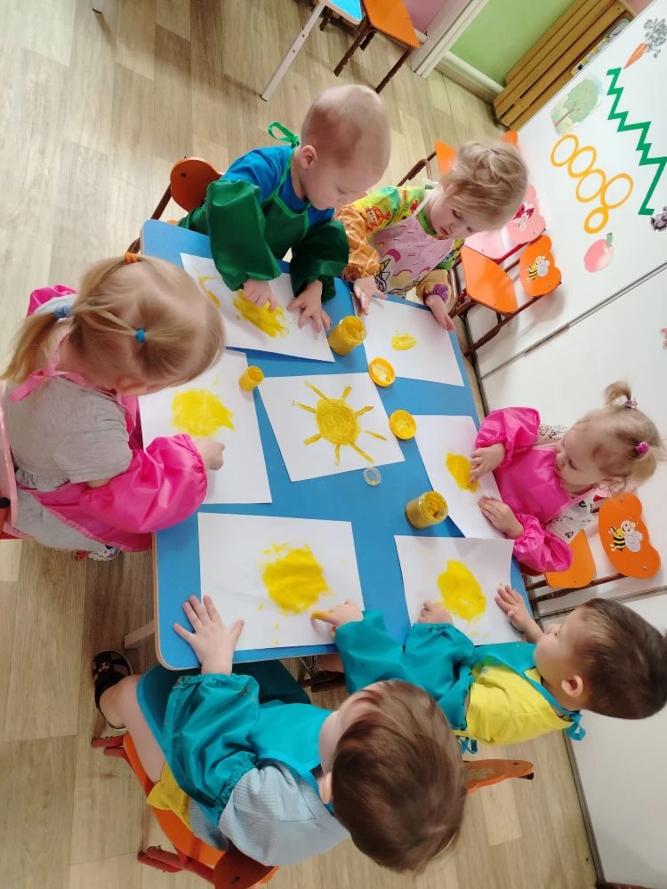 Добрый день☀️ 
Уважаемые родители!
Сегодня у малышей было  рисование  пальчиковыми  красками "Солныш