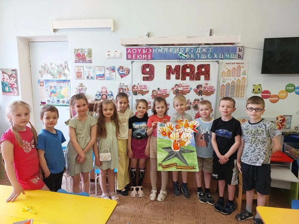 🎨 Коллективное рисование в подготовительной группе #8: «Вечный огонь"

 Дети совместно с воспитател