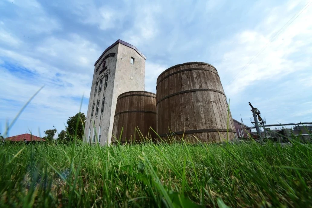Почему обязательно надо приехать к нам в конце весны и в начале лета, хотя мы принимаем...