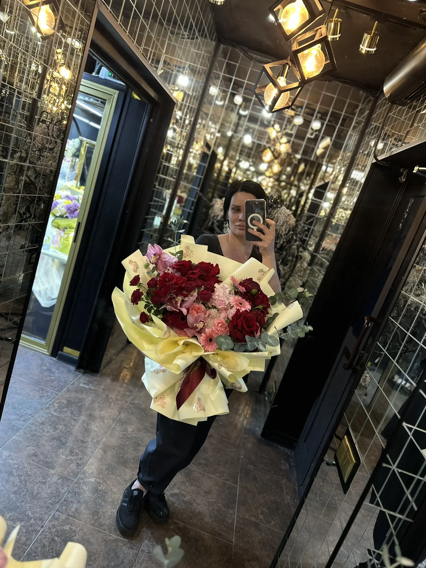 Рубиновая симфония ❤️🌸

Роскошный авторский букет, в котором глубокие рубиновые оттенки встречаются