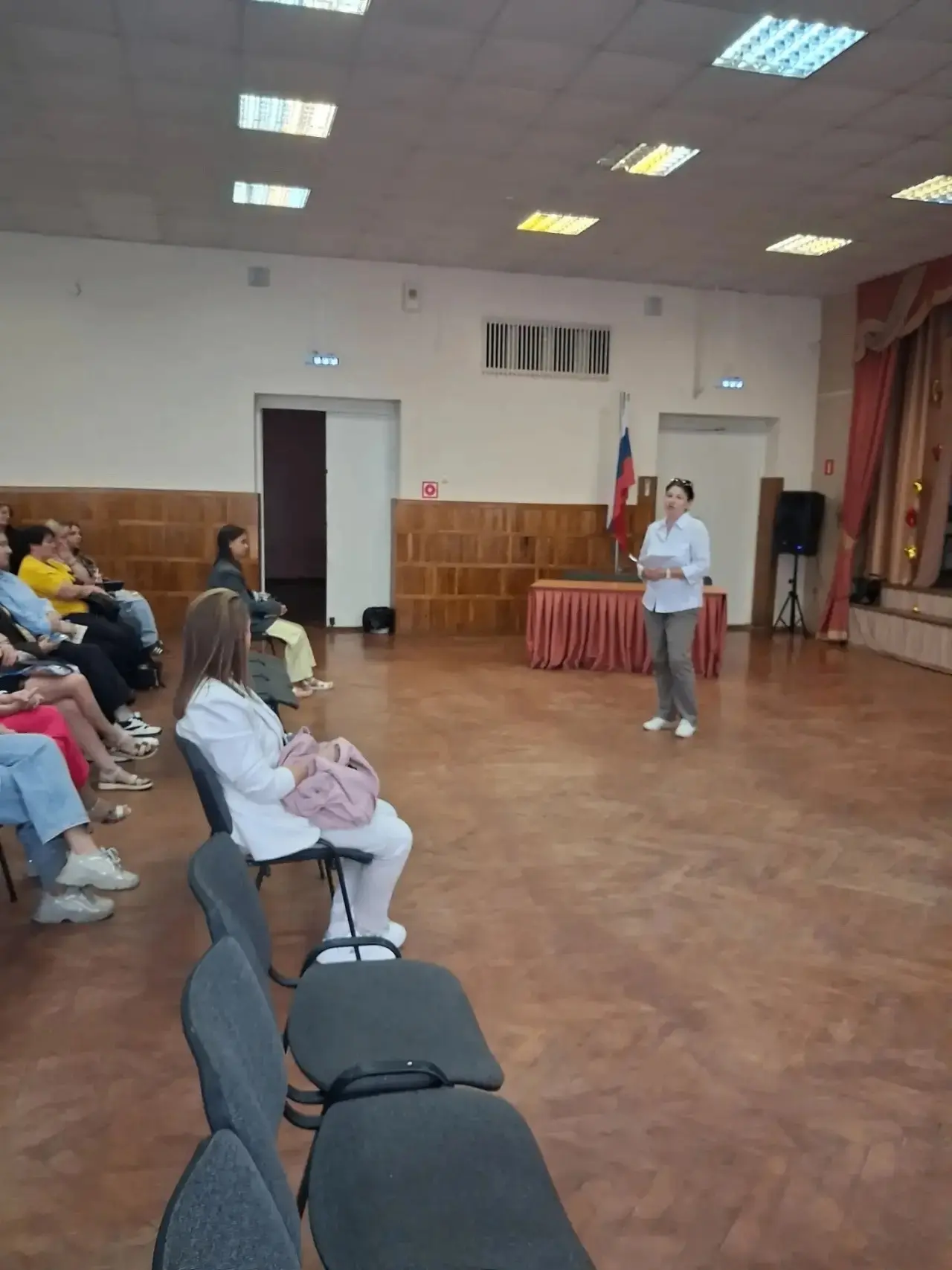 На общешкольном родительском собрании в МБУ «Школа № 46» выступила Ирина Валерьевна Дик...