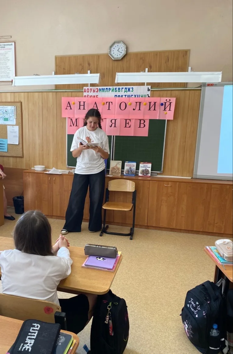 6 мая в нашей школе состоялся особенный урок – «Старшие читают младшим о войне».   Полина Кузьмина, 