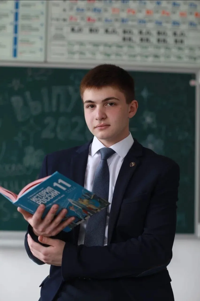 Выпускник МБОУ СОШ №2 им. С. Газдарова с. Чикола - Айдаров Азнаур Радионович. Набрал 89 баллов по ис