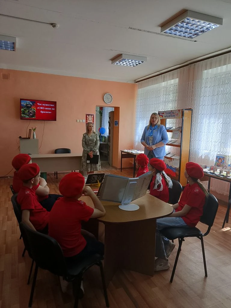 В районной детской библиотеке прошел патриотический час мужества «СВО: своих не бросаем...