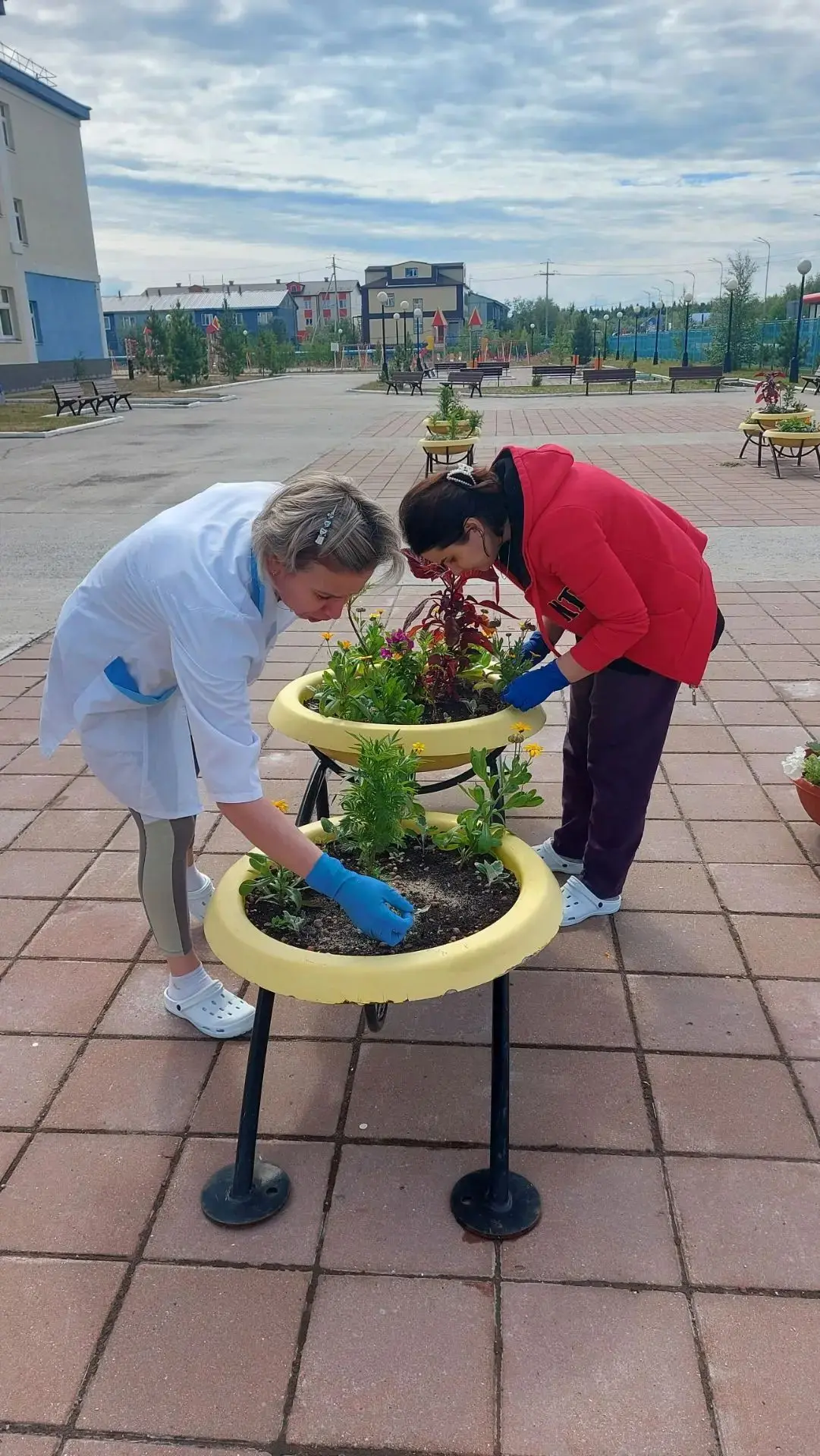 Коллектив МБОУ "СОШ № 2" п.г.т. Уренгой принял участие в субботнике в рамках Всероссийской акции "Зе