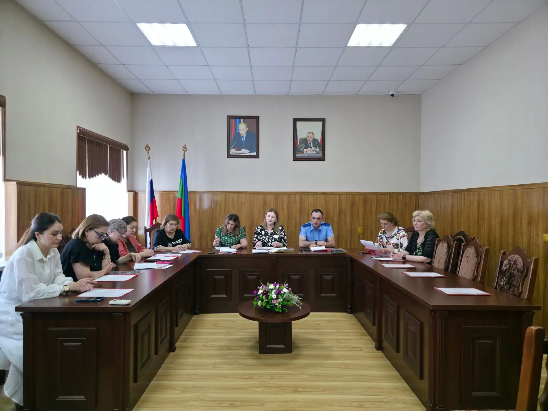 В Малом зале АКМР состоялось очередное заседание комиссии по делам несовершеннолетних и защите их пр
