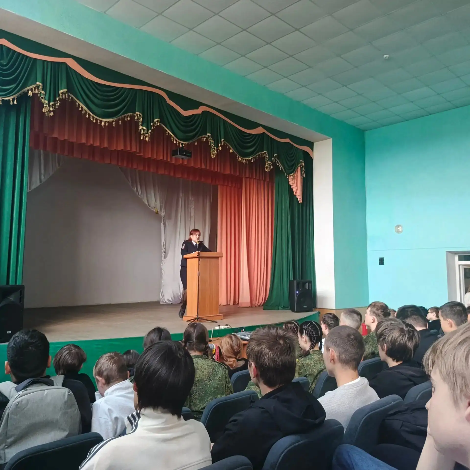 ПЕРВОКУРСНИКИ ВСТРЕТИЛИСЬ С ИНСПЕКТОРОМ ОДН