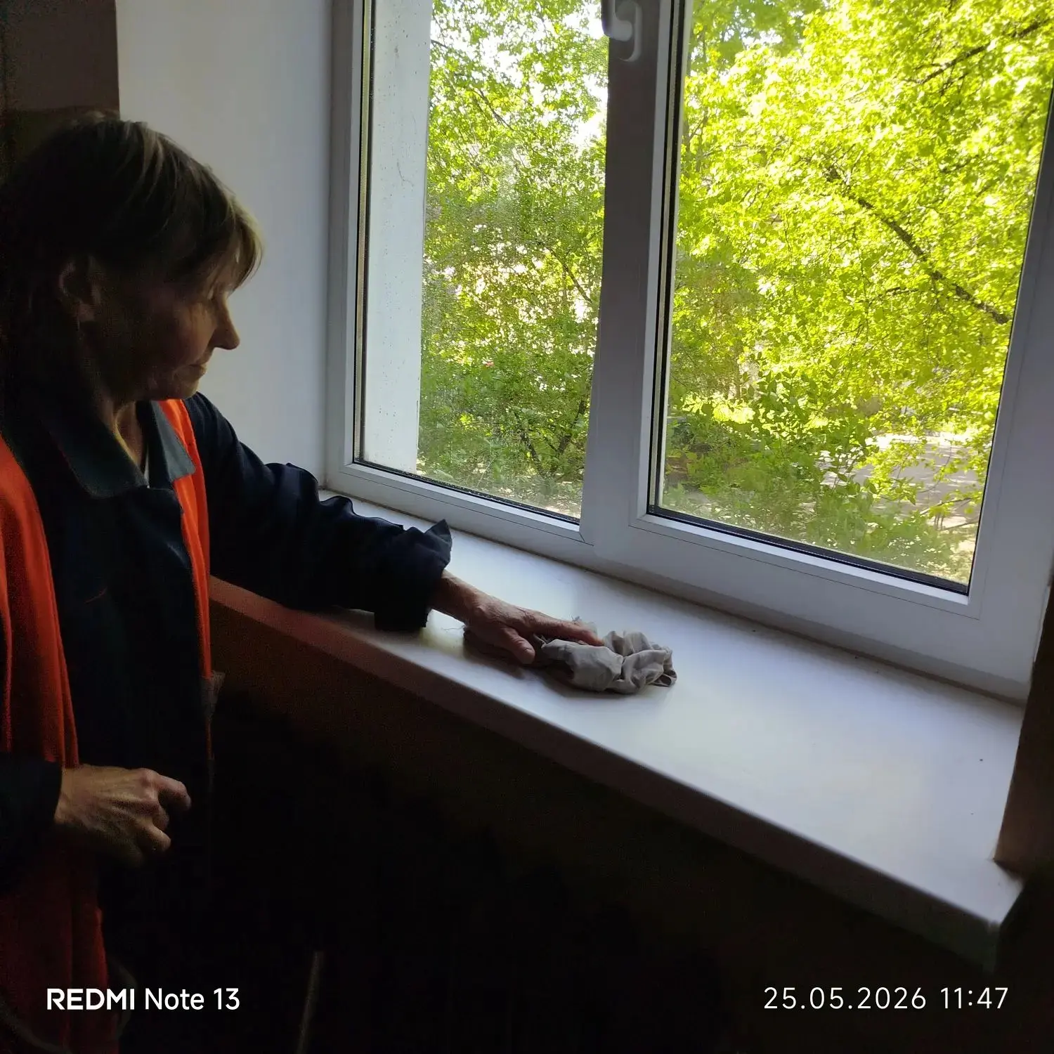 ☁️ Понедельник - день тяжёлый, но работа сама себя не сделает 💪🧹
