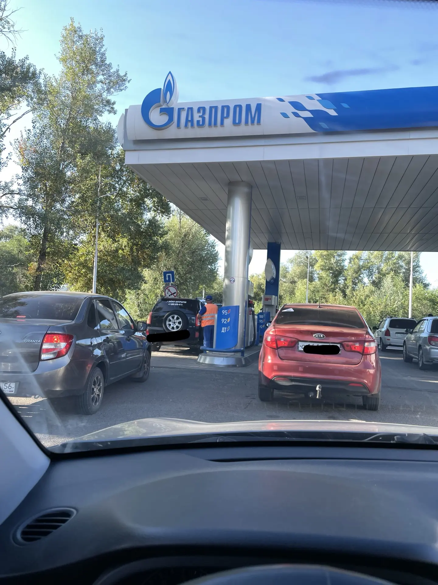 Слежу за тем, чтобы бак был полным. Сейчас уже нет таких очередей на заправках ⛽️, но в...