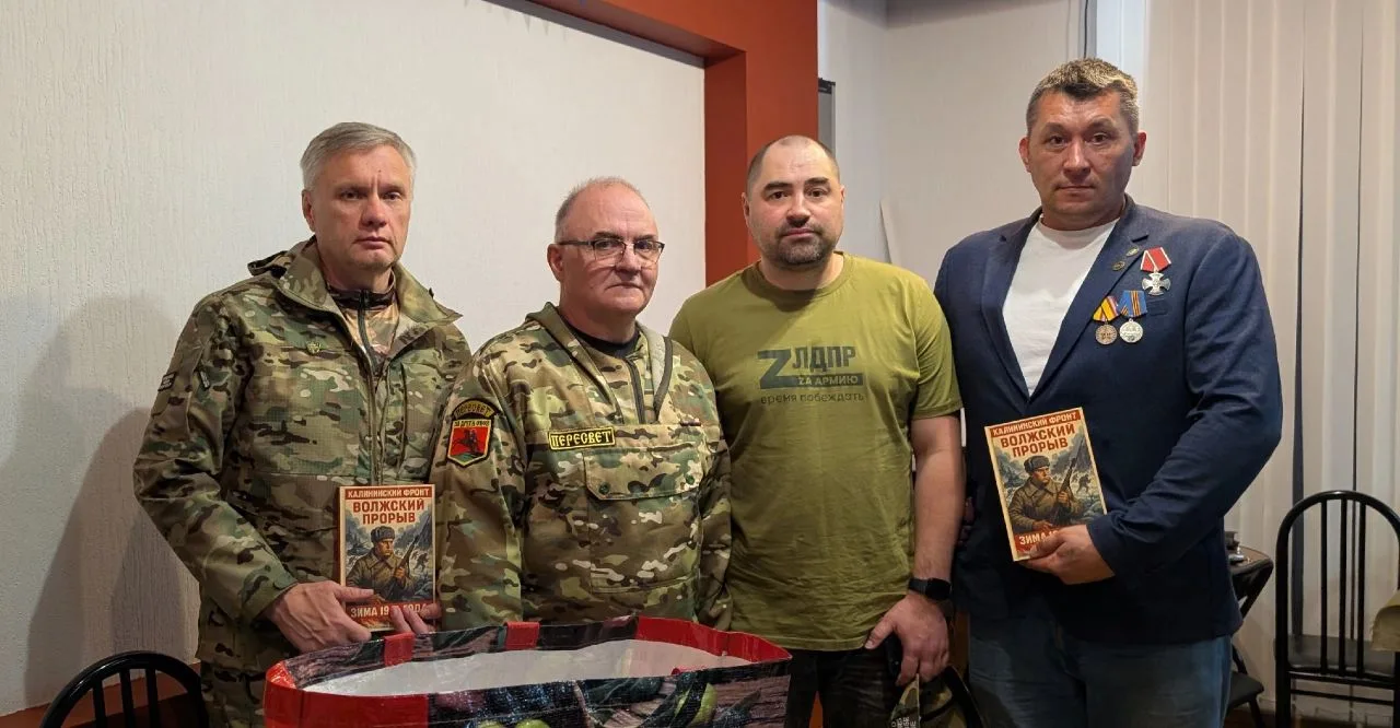 Делегация Тверского регионального отделения ЛДПР, возглавляемая координатором отделения и депутатом 