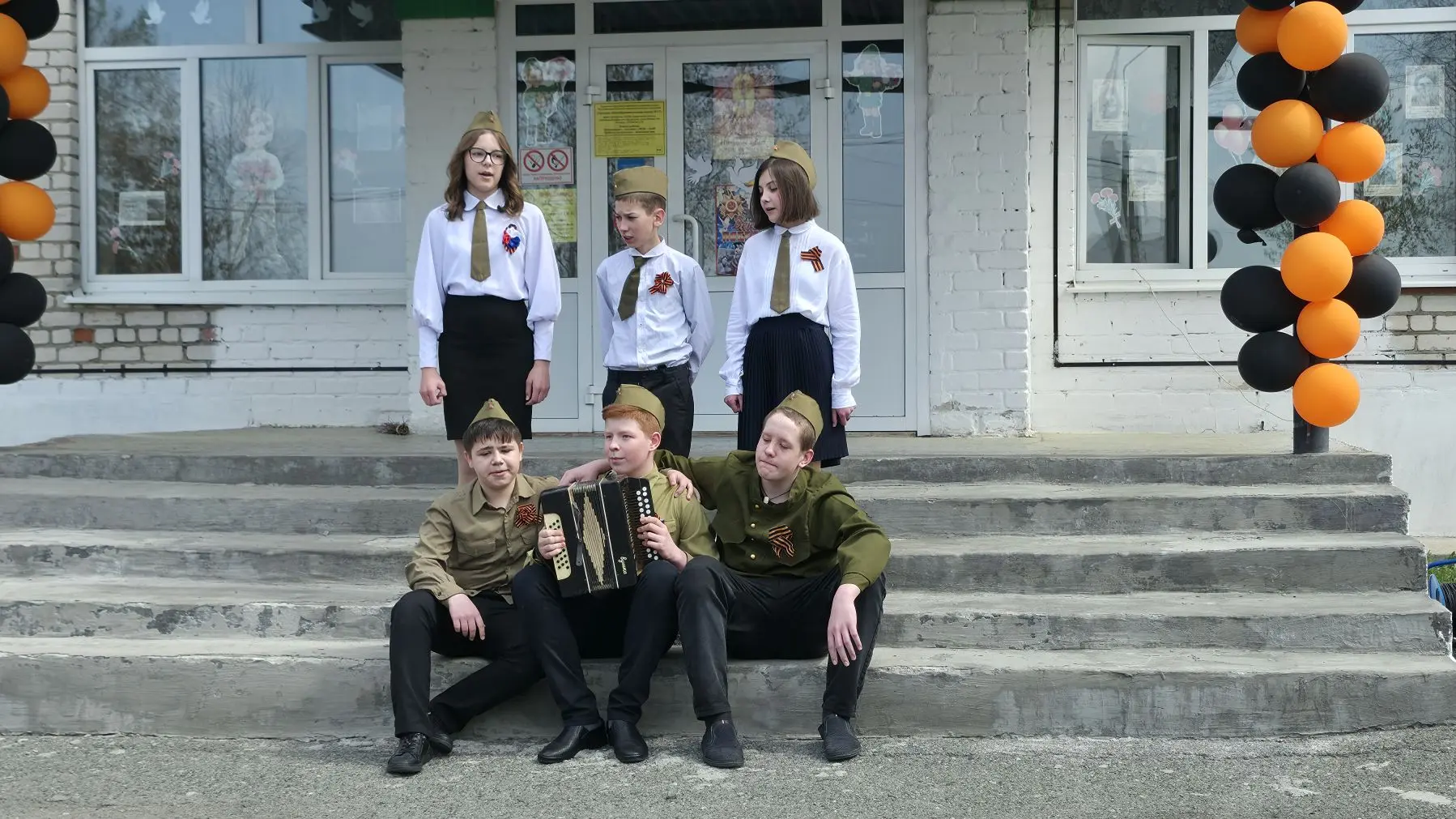 ✨Сегодня у школы была особая атмосфера- звучали «Песни Победы»! 🎤⭐