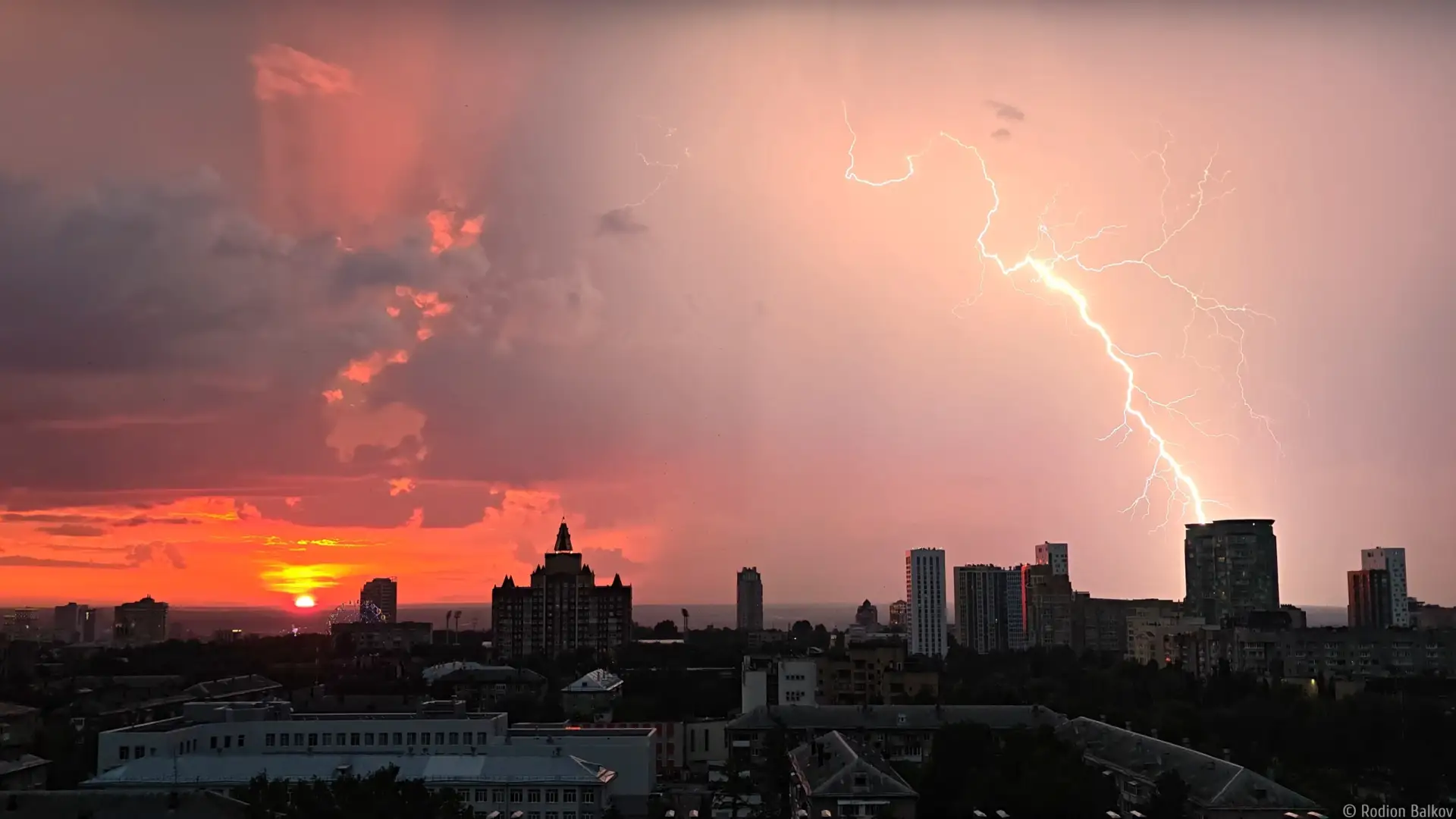 😍⚡Впечатляющие кадры: мощная гроза на закате в Перми 14 июня.

Фото: Родион Балков

https://max.ru/