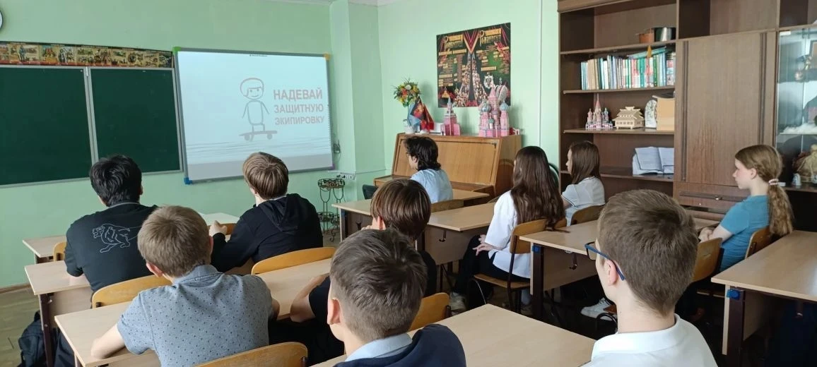 Лето безопасно и весело  Вчера прошли классные часы, посвящённые безопасности на летних каникулах. В