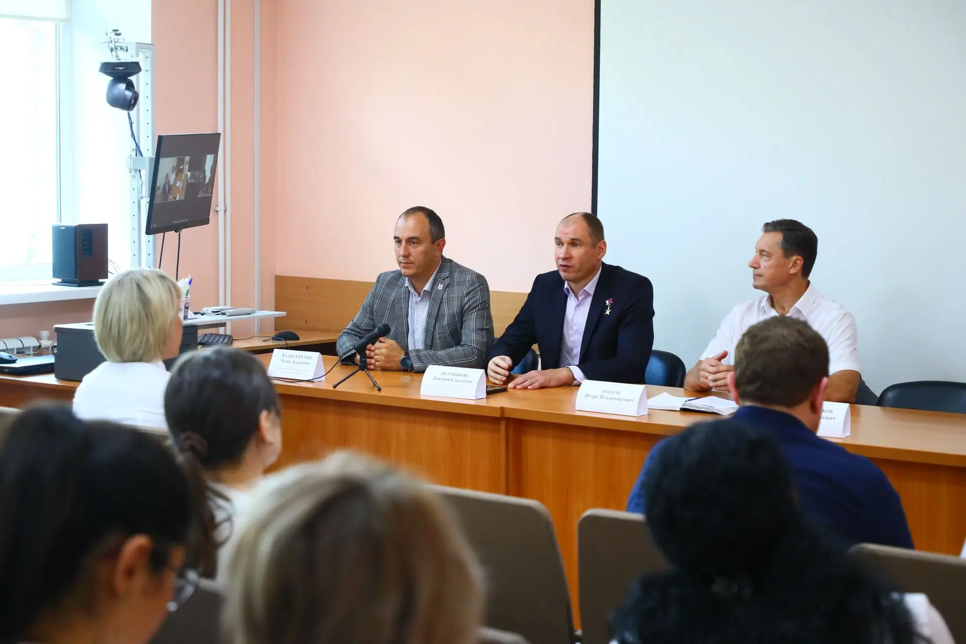 Продолжаем проводить встречи с трудовыми коллективами предприятий, в том числе и медици...