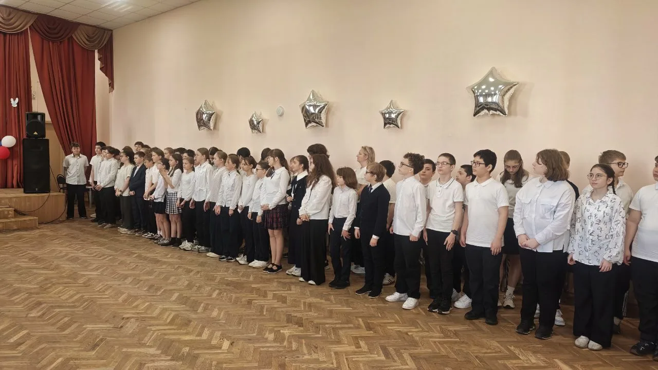🔔 Итоговые торжественные линейки: завершаем учебный год! ✨  В нашей школе прошли финальные торжестве