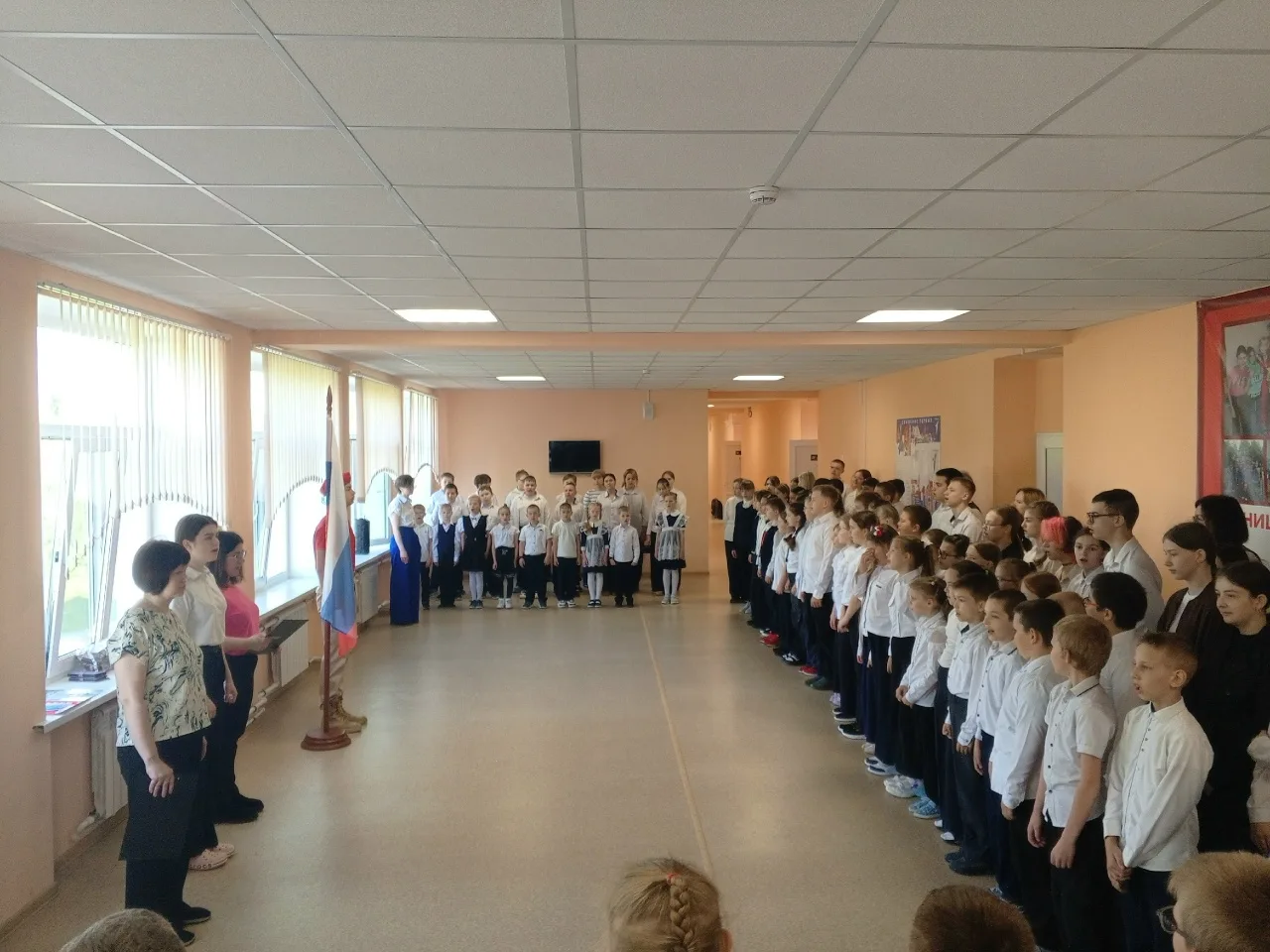 🇷🇺 Учебная неделя в школе началась с традиционной еженедельной линейки, на которой бы...