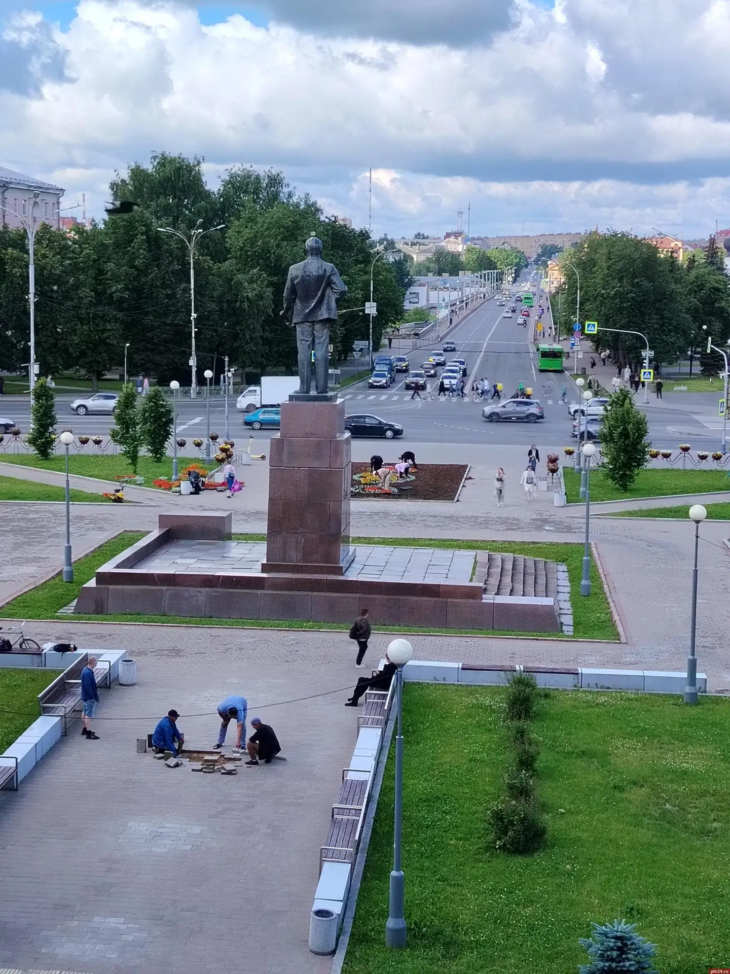 Цветы высаживают на возрожденной клумбе возле ПсковГУ

Решение возродить клумбу на историческом мест