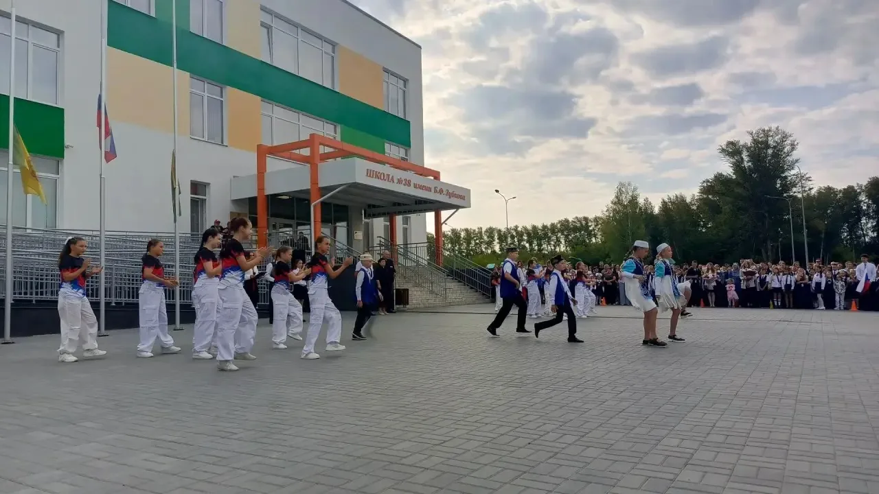 1 сентября-День знаний! Праздник улыбок, друзей, света, тепла. Двери нашей школы вновь ...