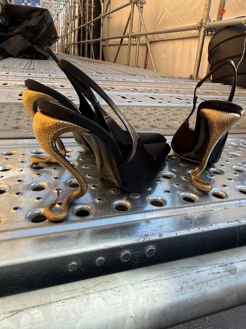 Рептилоиды совсем офигели... Туфли с показа Saint Laurent 🐍🐊