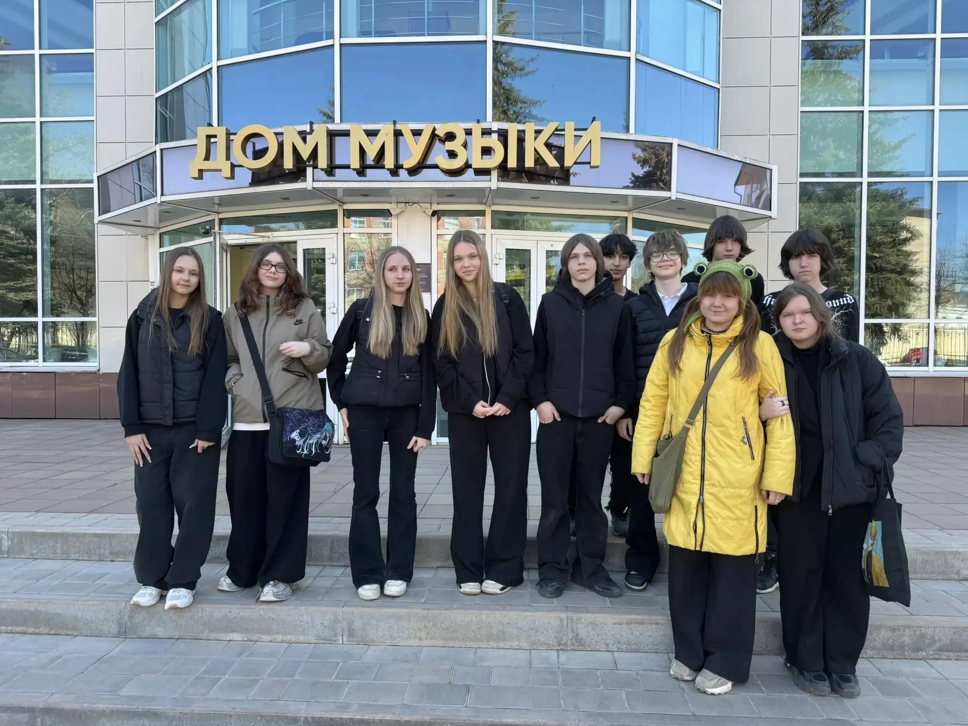 Сегодня, 15 апреля, учащиеся 8 «В» класса посетили зал Костромского губернского симфонического оркес