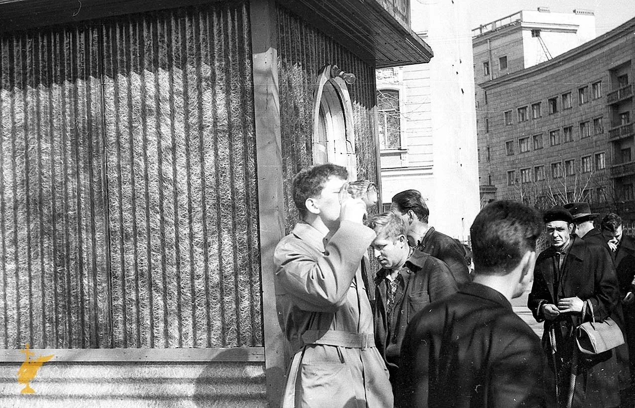 У пивного ларька на Малой Посадской — Петербург 1964 года
