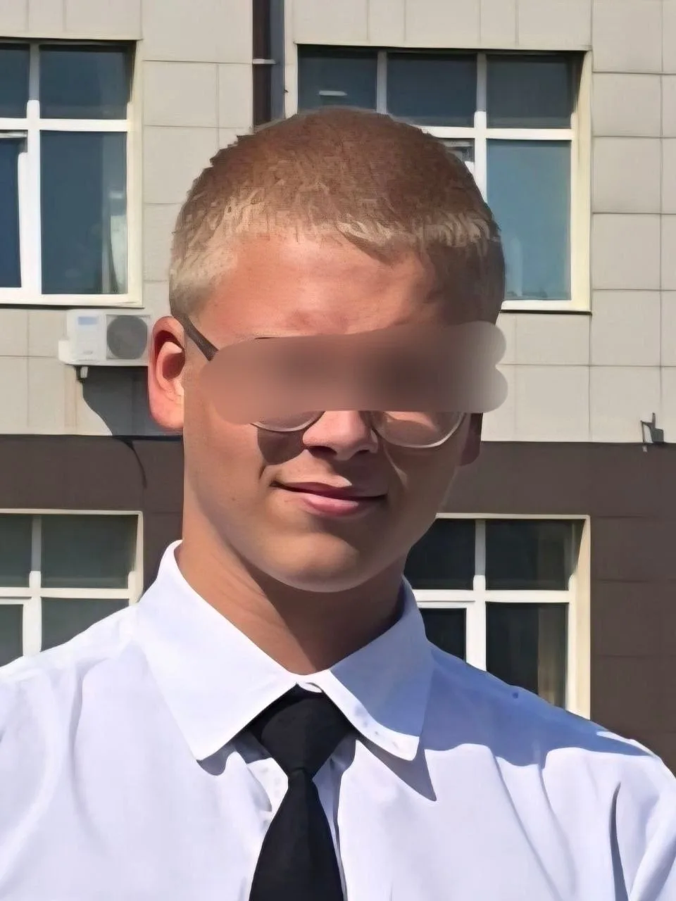 В Артёме бабушка пытается не допустить отправки 17-летнего внука в спецучреждение