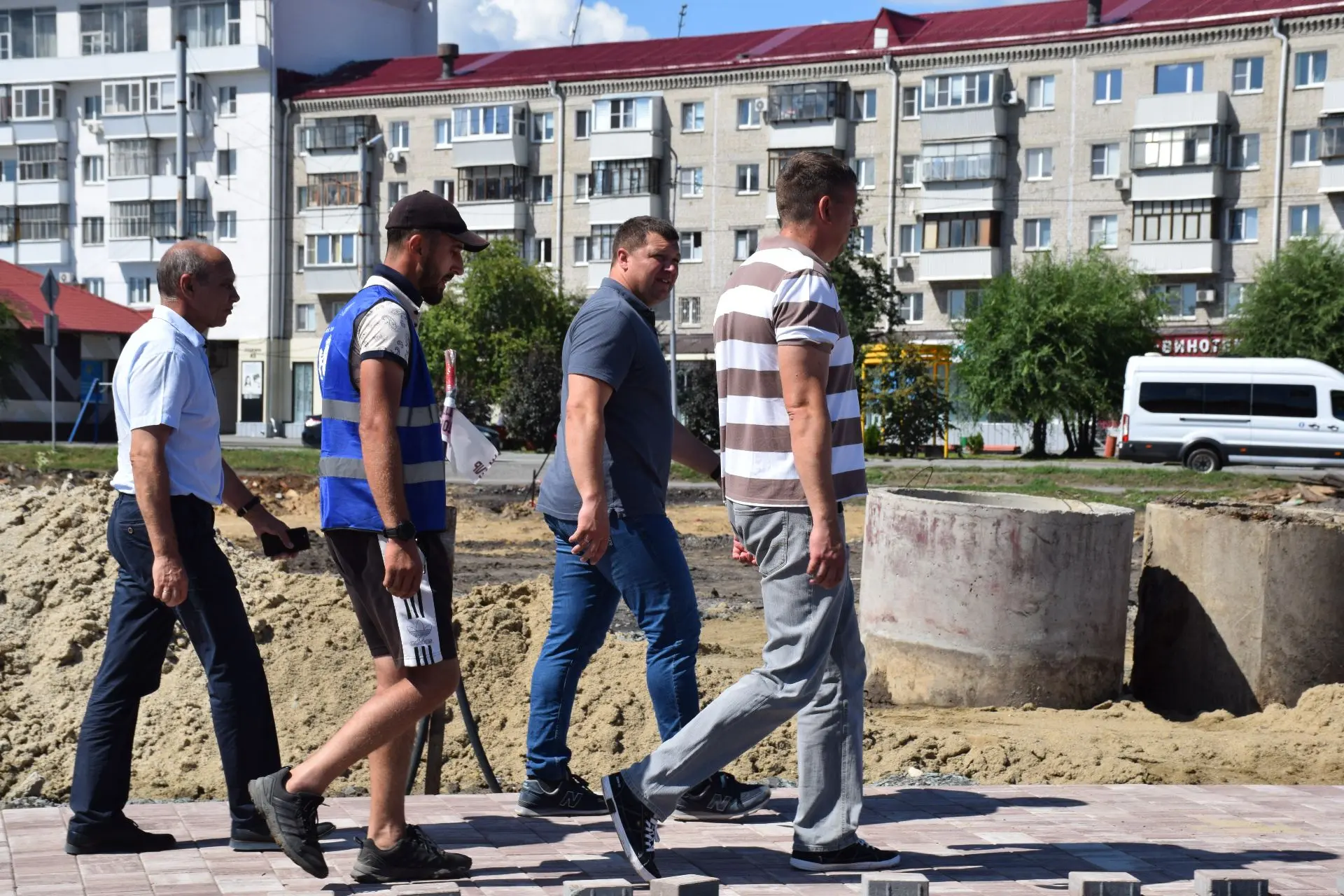 Посетили территорию вдоль набережной реки Битевка.  Продлеваем пешеходную часть, благоустраиваем газ