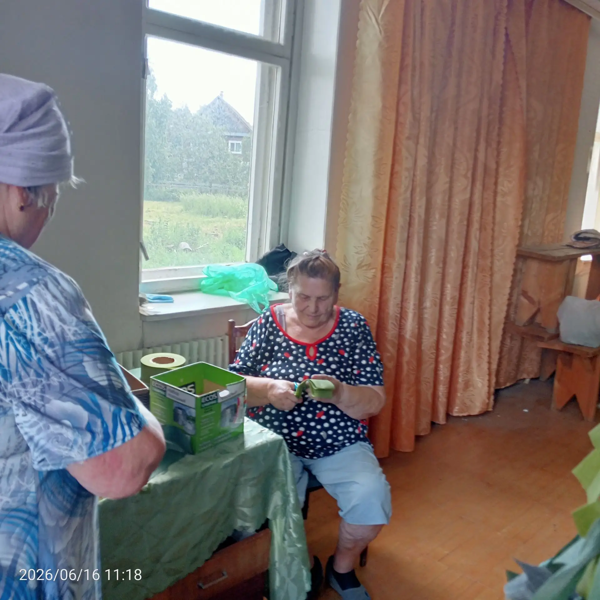 Местные жители поселка Куяр, ежедневно продолжают плести маскировочные сети в здании ад...