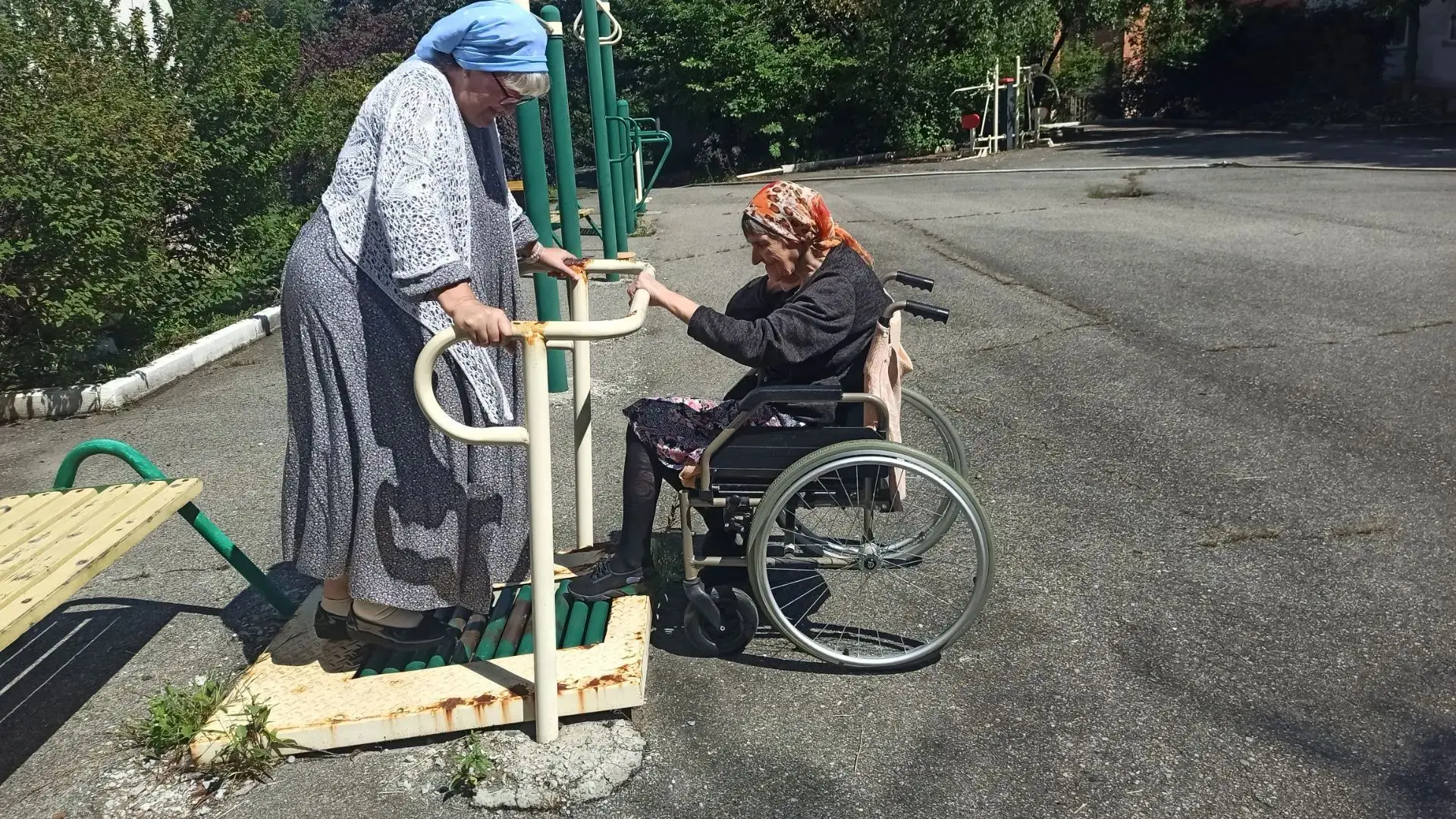 Подарите бабье лето тем, кто видит его только из окна