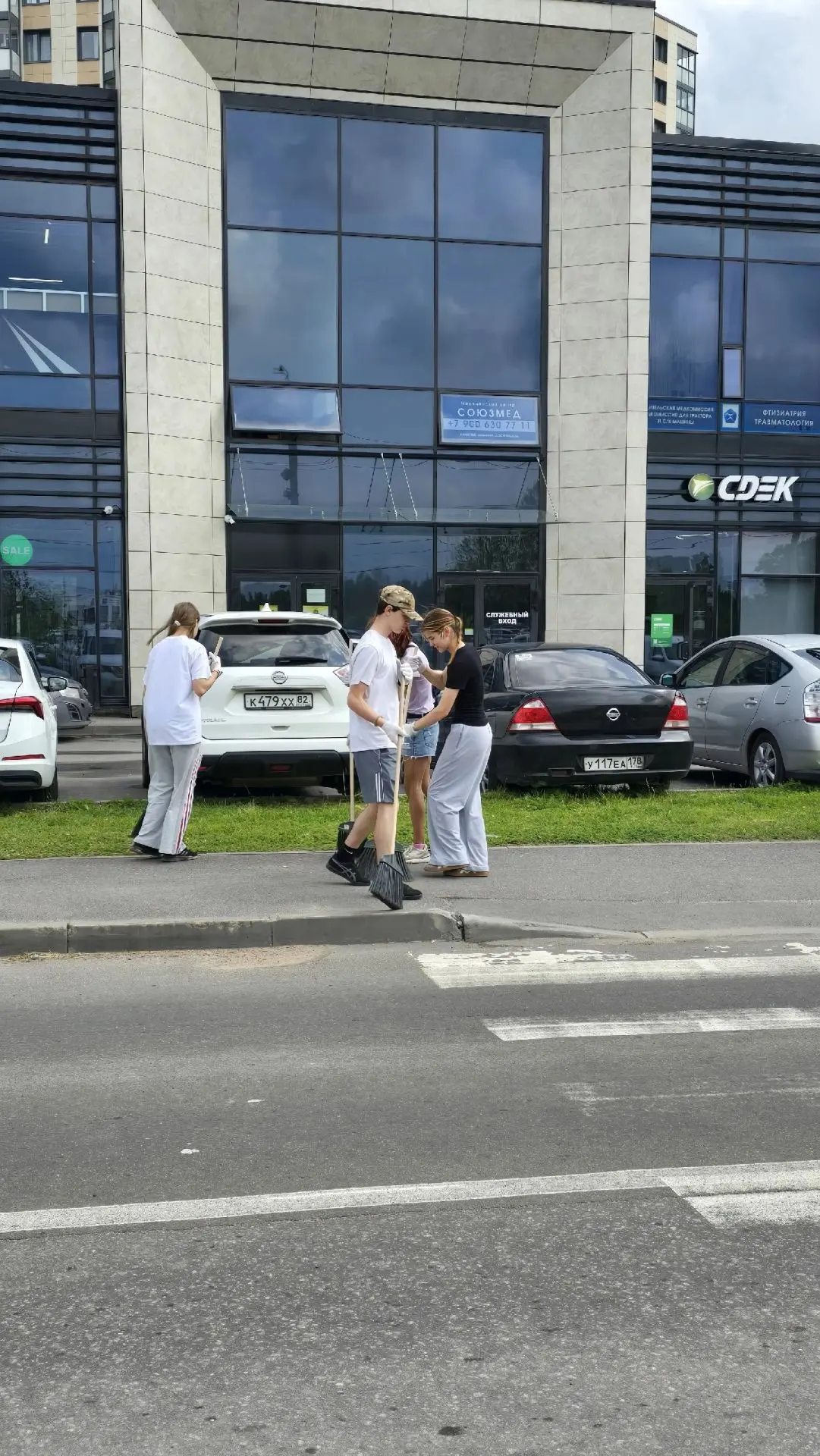 В Кудрово прошёл субботник: трудовая бригада «КудрУм» навела порядок на Центральной ули...
