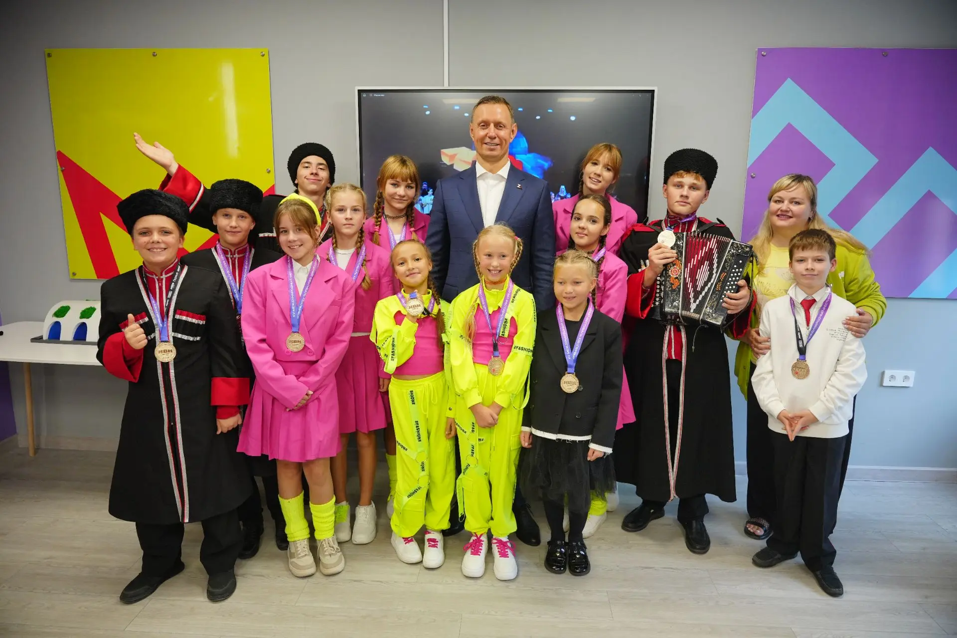 🏆 Признание, которое вдохновляет:  глава Новороссийска наградил команду КВН «Квартирят...