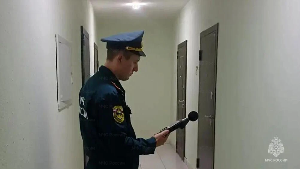 Сотрудники ИПЛ проверили системы противопожарной защиты в многоквартирном доме