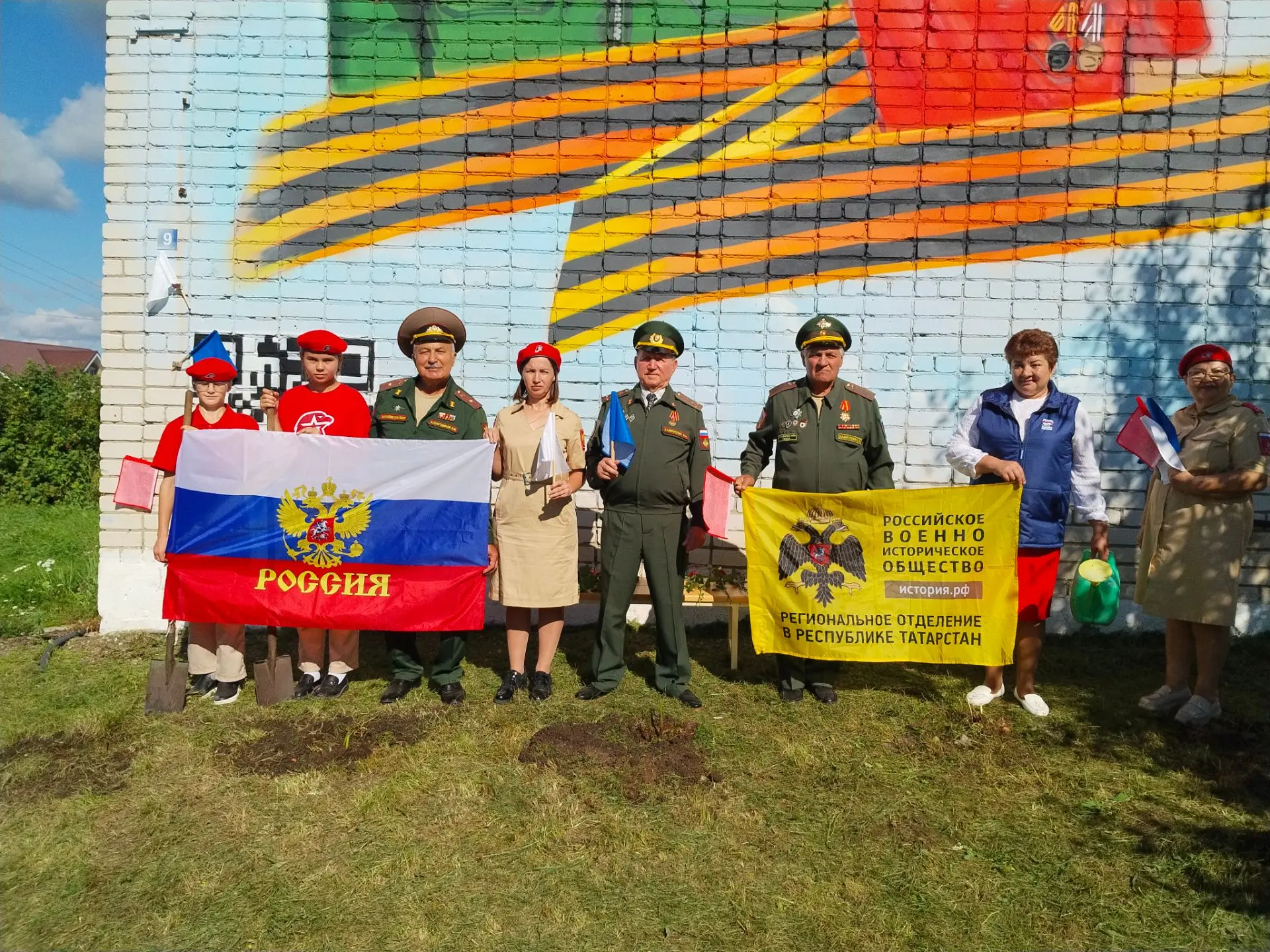 Юнармейцы отряда имени Героя России В. Н.Козина Маломеминской школы, совместно с началь...