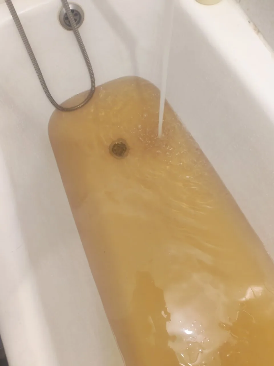 Дождались горячую воду, это по вашему вода!!! Грязная, вонючая, а самое главное холодна...