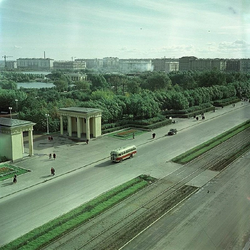 🌳 Парадный зелёный коридор юга. Московский парк Победы, 1958 год

С высоты дома 159 Московский прос