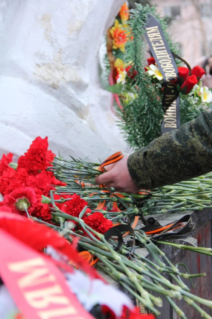 30.01 МБУК ЗГП "Комсомольский ДК и клубы" организовал возложение цветов к памятнику "На...