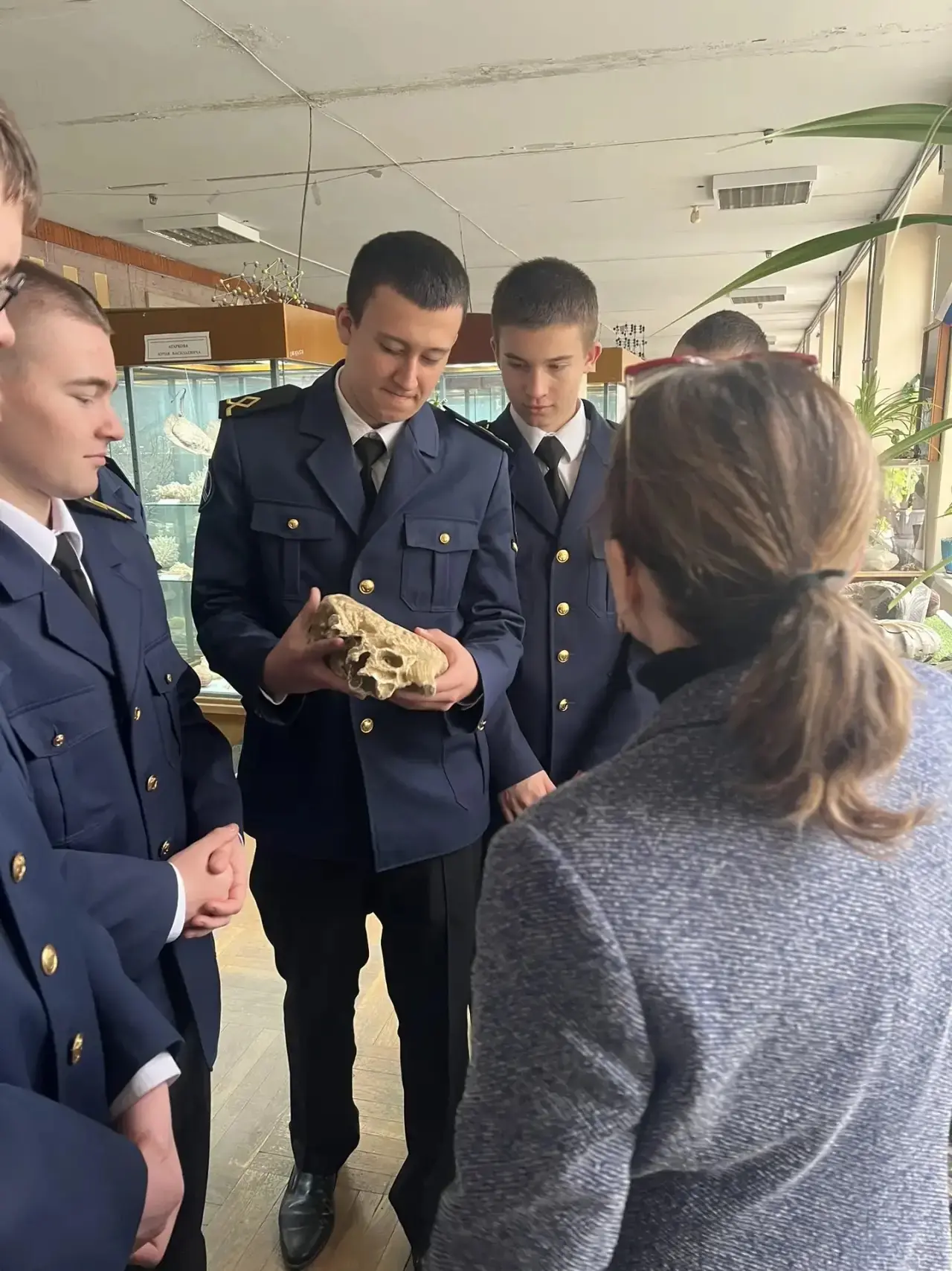 Курсантам МПК ХГМА провели выездной урок по предмету «Химия» 🧪  Занятие прошло под руководством преп
