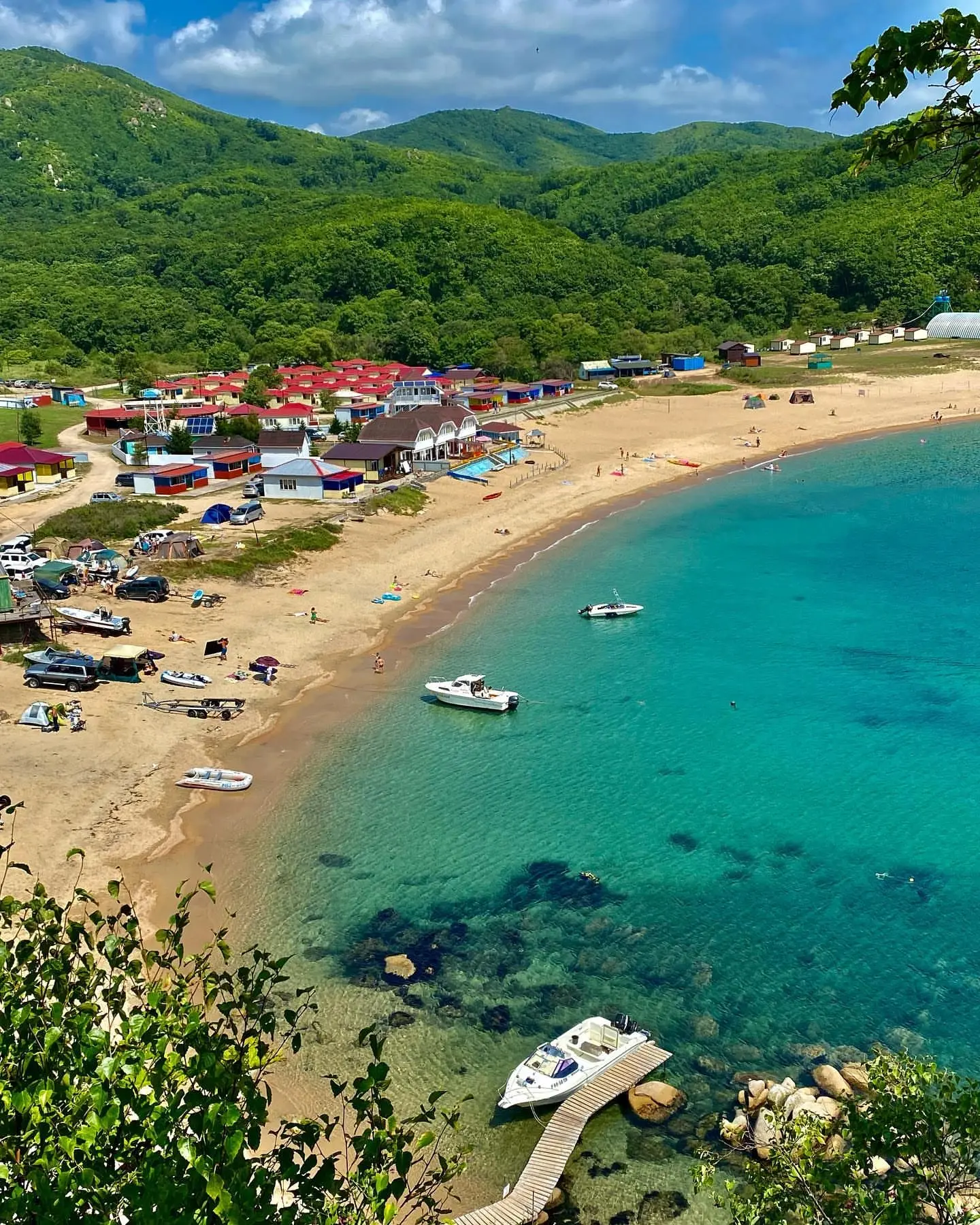 🌅 Пляжный отдых на берегу Японского моря  Белый песок, морская вода изумрудного оттенка, отсутствие 
