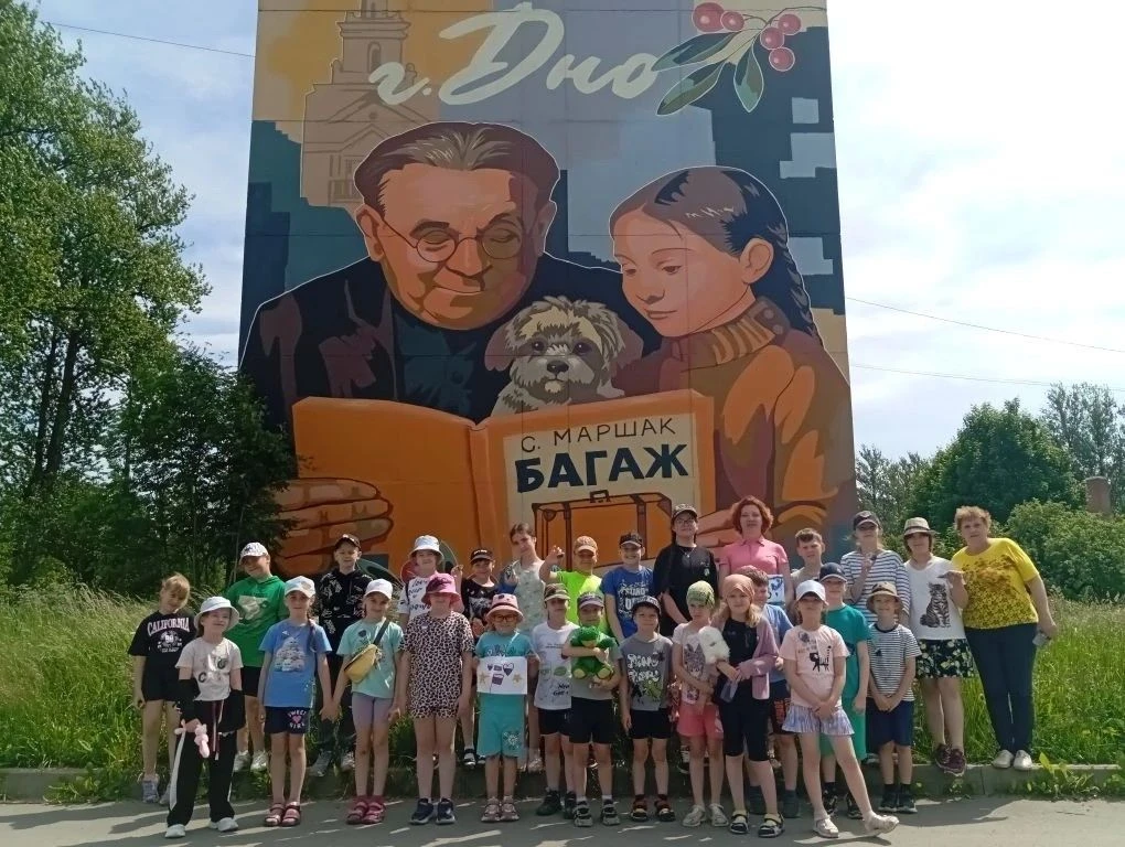 Ребята из оздоровительного лагеря с дневным пребыванием детей на базе МОУ "СОШ №50"  вместе с воспит