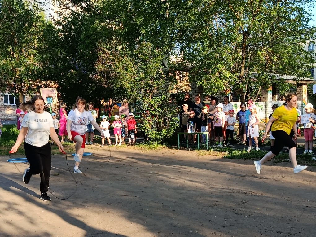 Инопланетянин, который попал в наш «Дельфинчик» 🐬 долго и удивленно наблюдал за ребята...