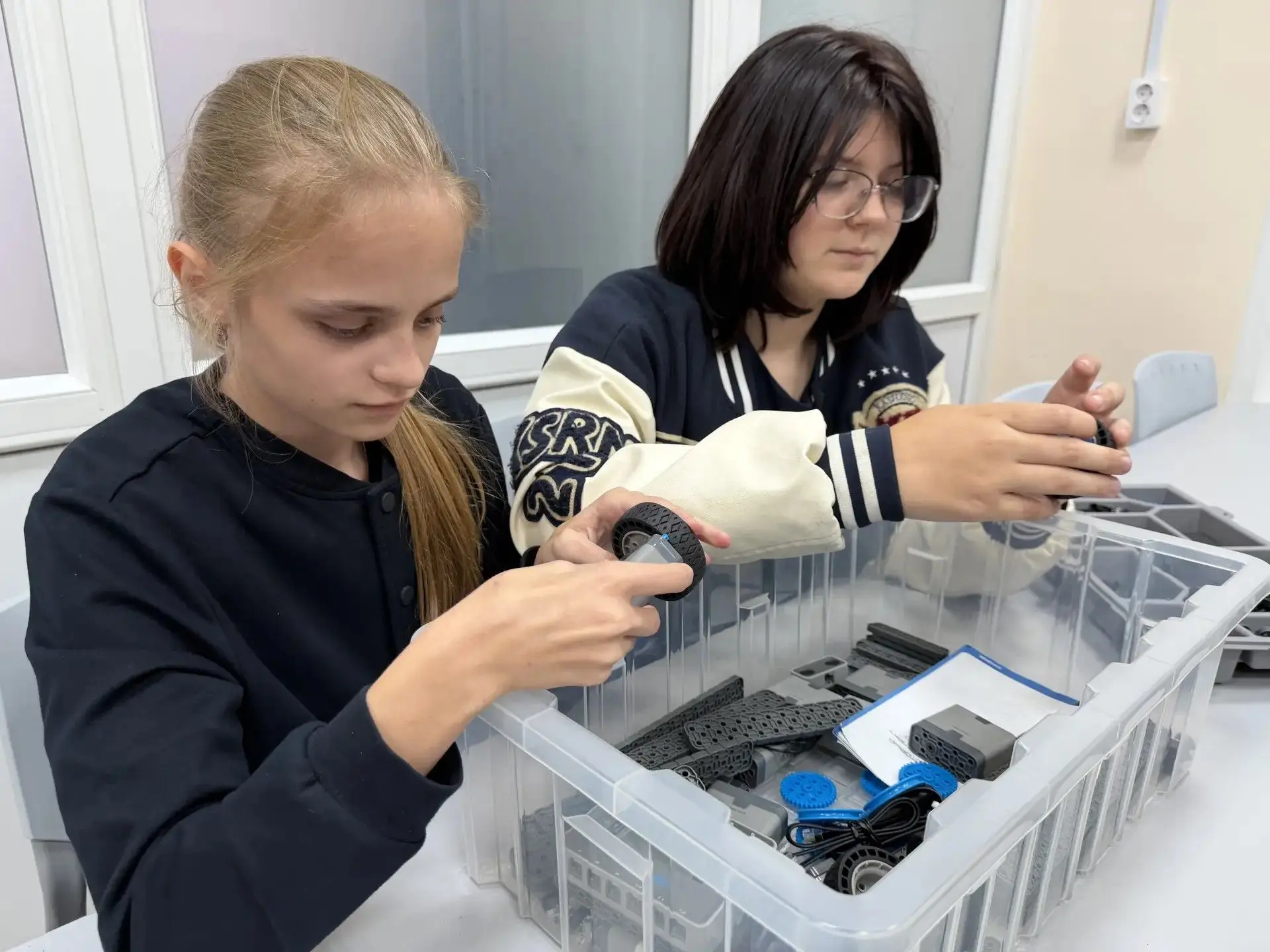 В Центре естественно-научной направленности «Точка роста» МБОУ ОШ с. Лавы учитель техно...