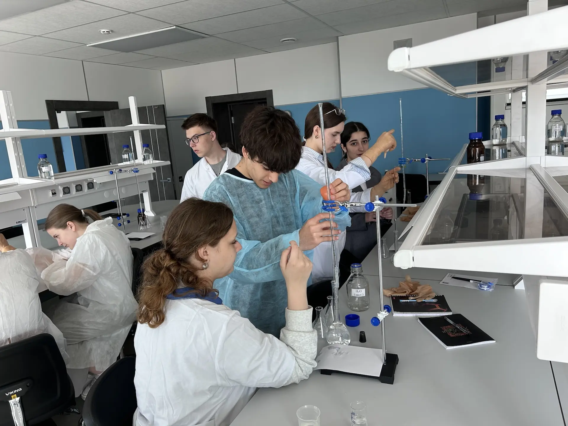 В Технополисе «Эра» прошёл заключительный интенсив по химии. 🧪🔬  Учащиеся познакомились с темой «Кис