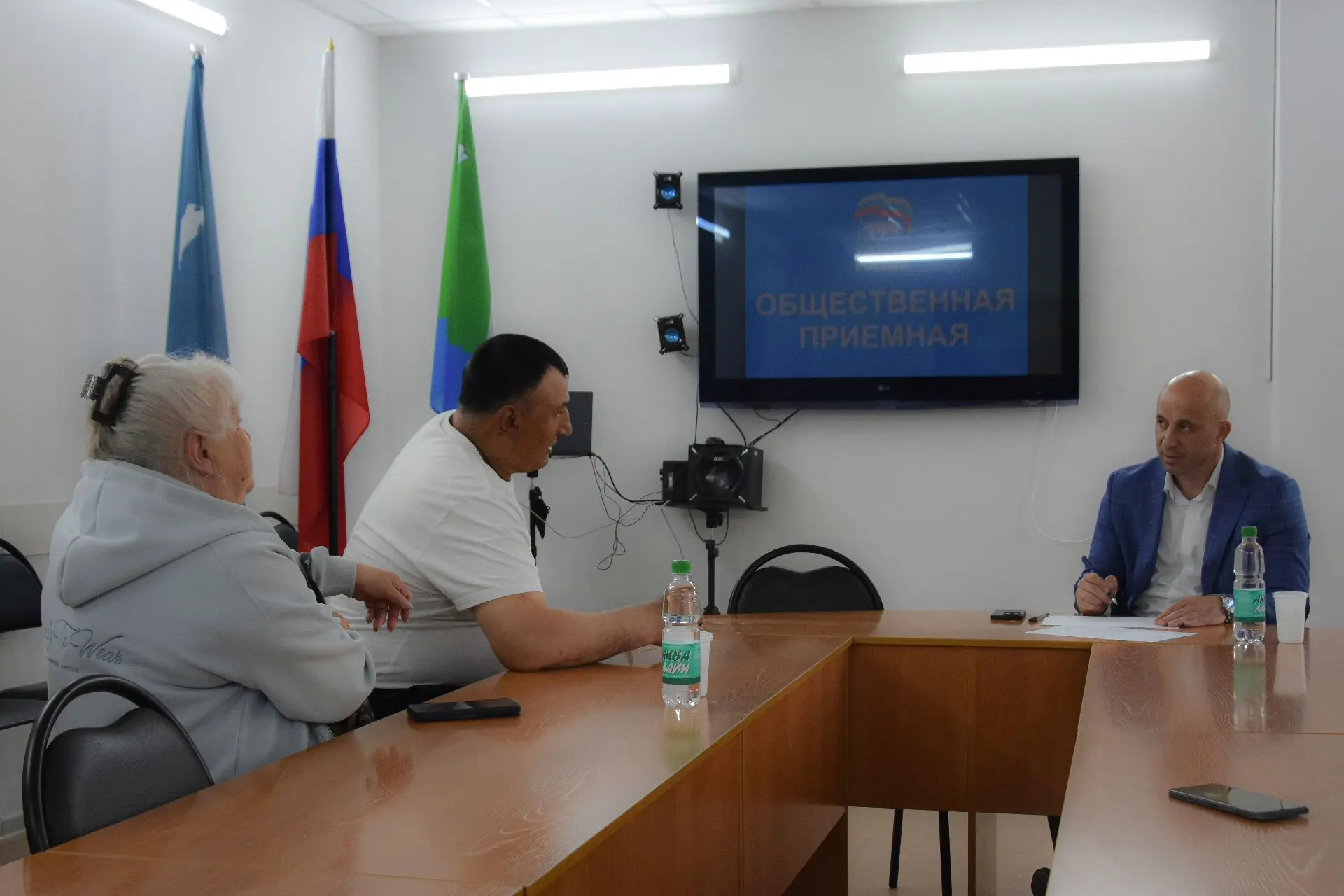 Провёл приём граждан в общественной приёмной Единой России. 

Такие встречи всегда дают возможность 