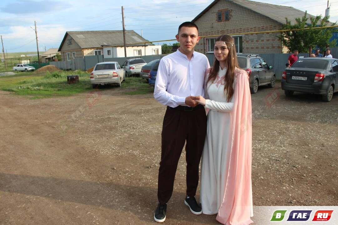 В Гае стало на одну молодую семью больше! 

В преддверии Дня молодёжи Данил и Настя провели никях — 