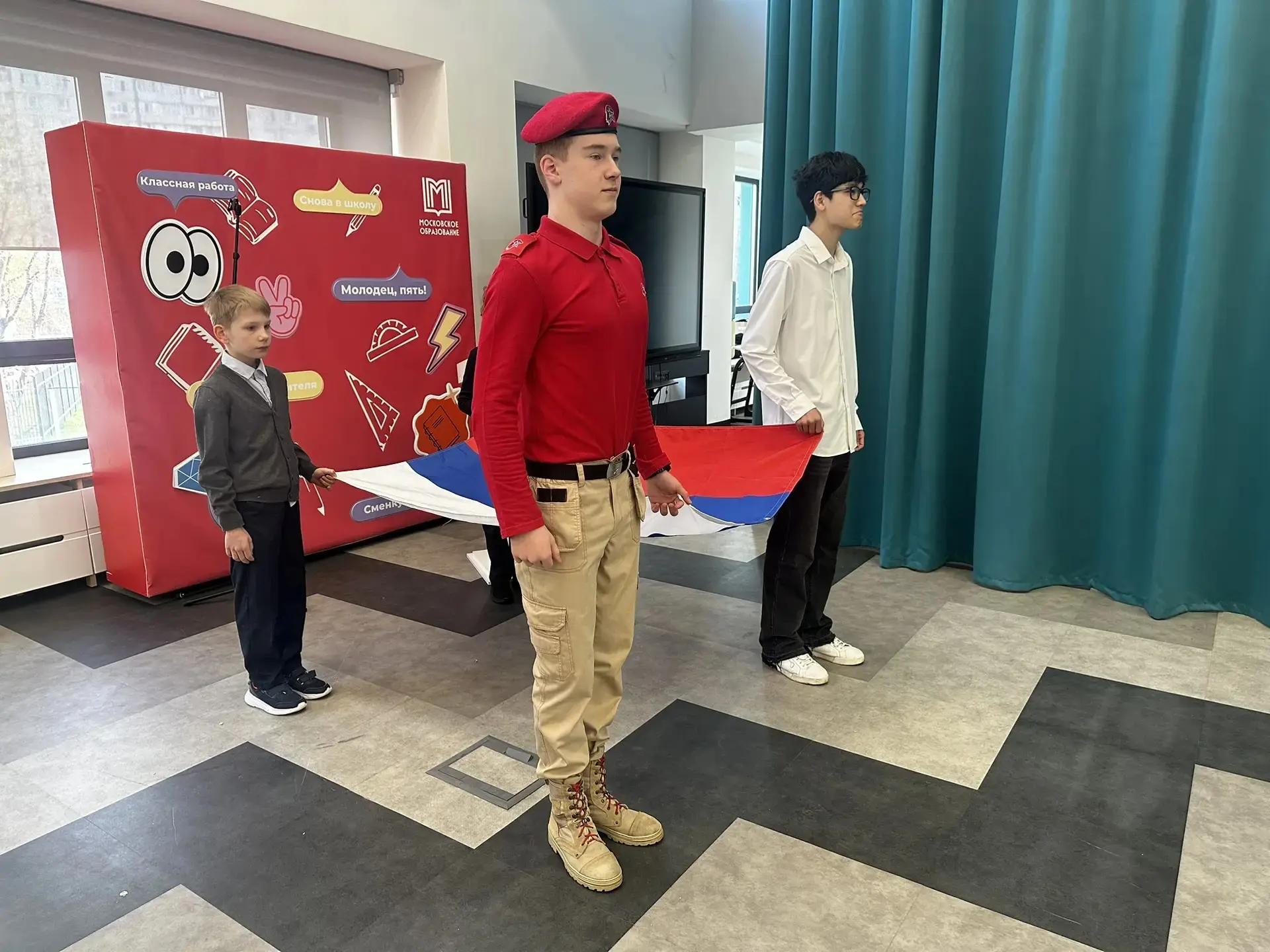 🇷🇺 Мы начинаем неделю с главного символа страны!  Понедельник в нашей школе — это не просто уроки. Э