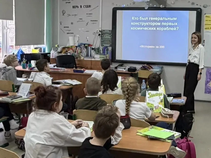 Готовимся ко Дню космонавтики активно! 💫  🚀 В рамках активных перемен младшеклассники отправились в 
