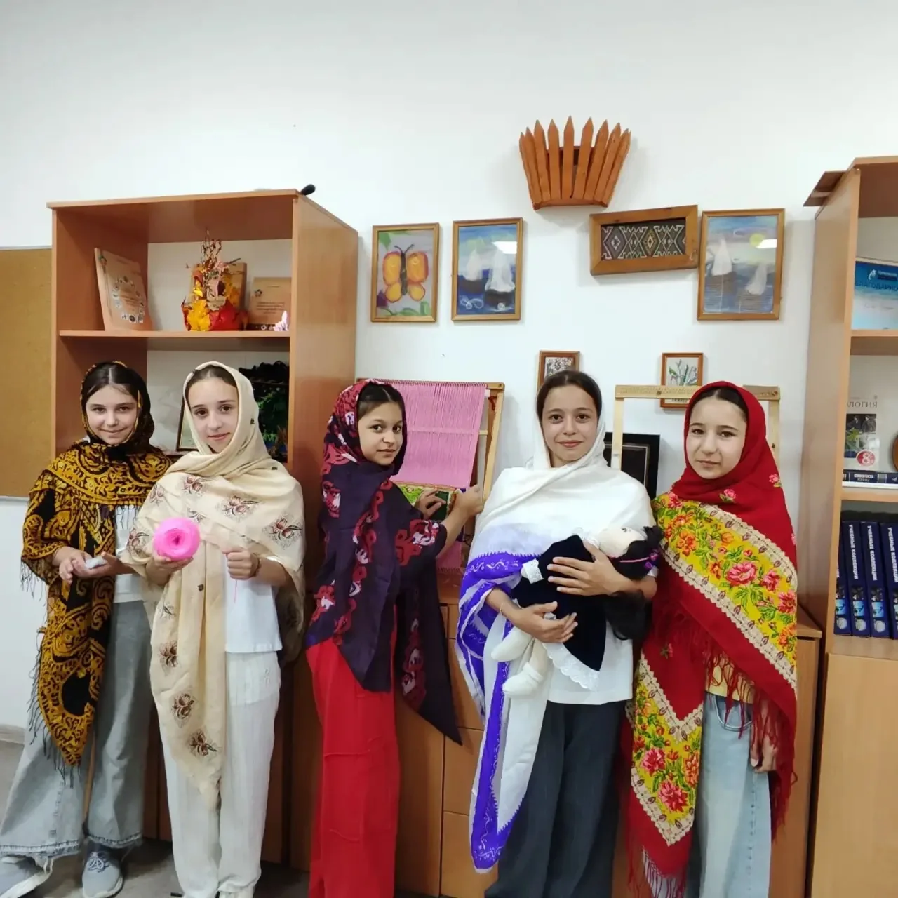 Сегодня на занятии «Территория народной культуры» у Джумы Ахмедовой ребята погрузились в мир традици
