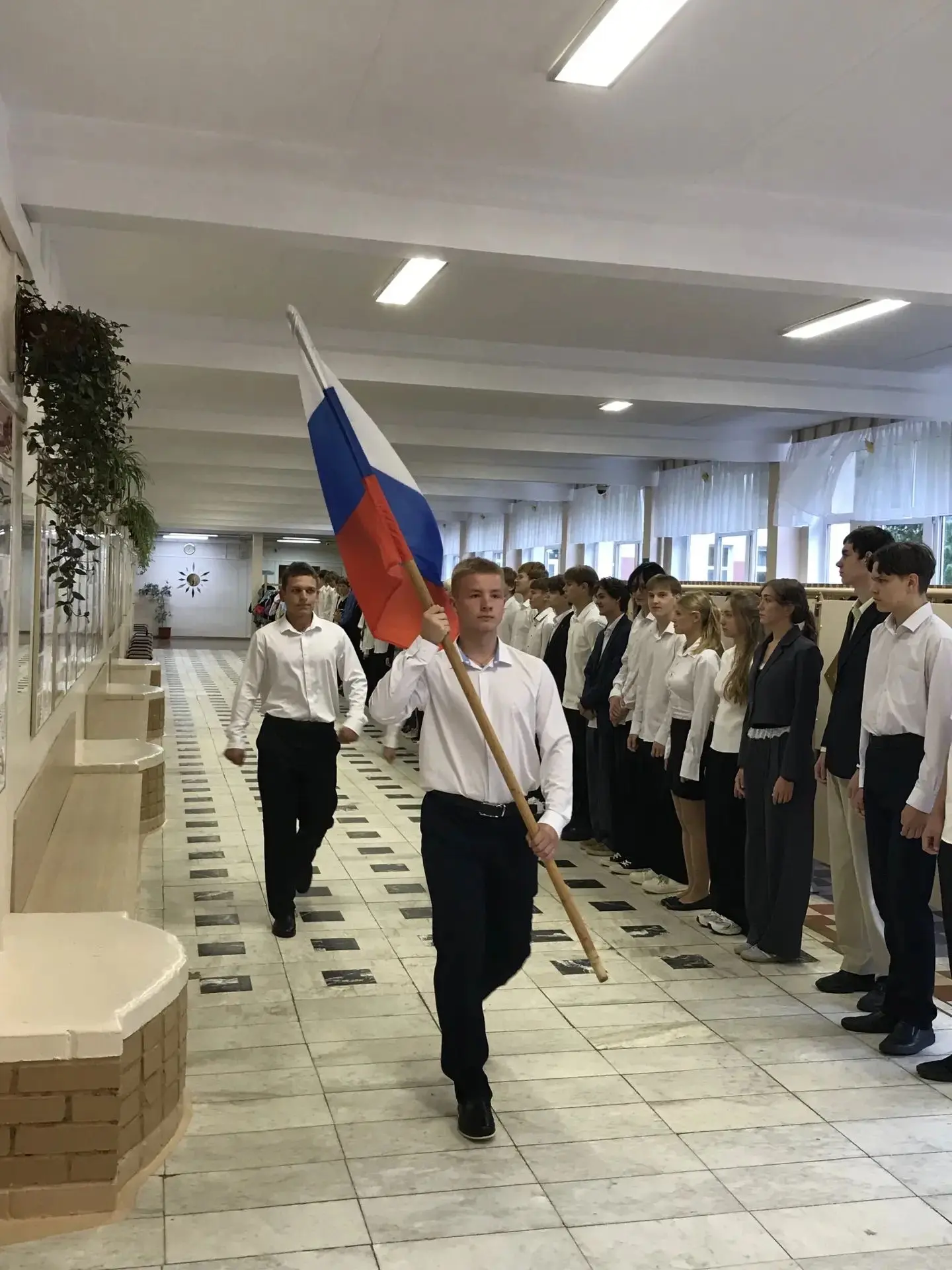 🇷🇺  Утро понедельника в нашей школе началось с традиционной церемонии поднятия флага ...